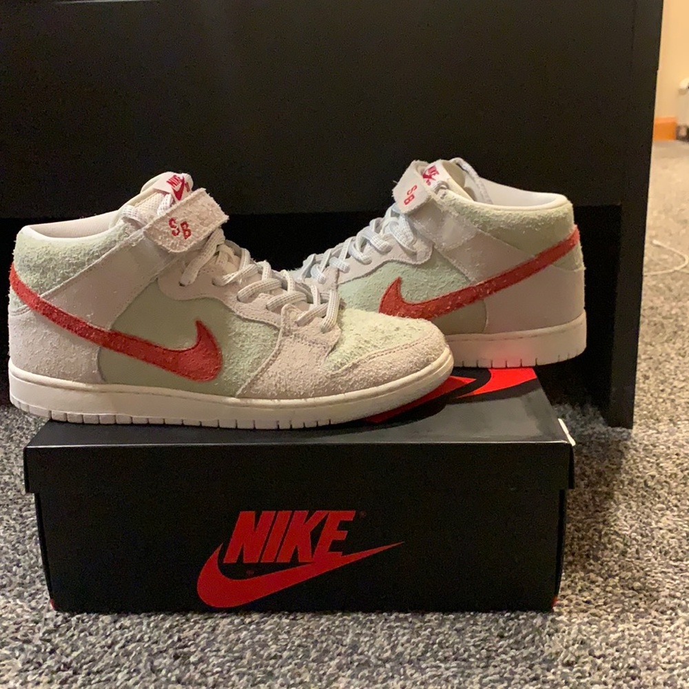 SB dunk white widow mids